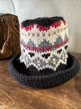 NWT Fadivo Hand-Knit Black and Cream Fair Isle Bucket Hat